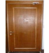 puerta con marco en sobrerrelieve